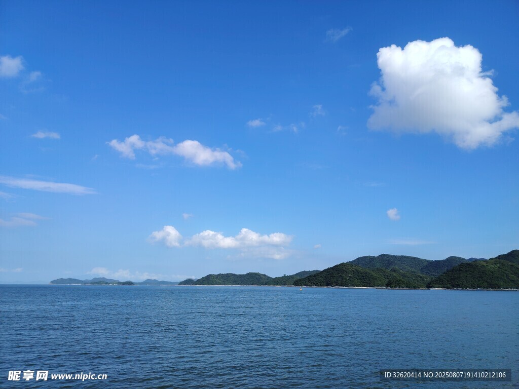碧海蓝天远山的美丽景致