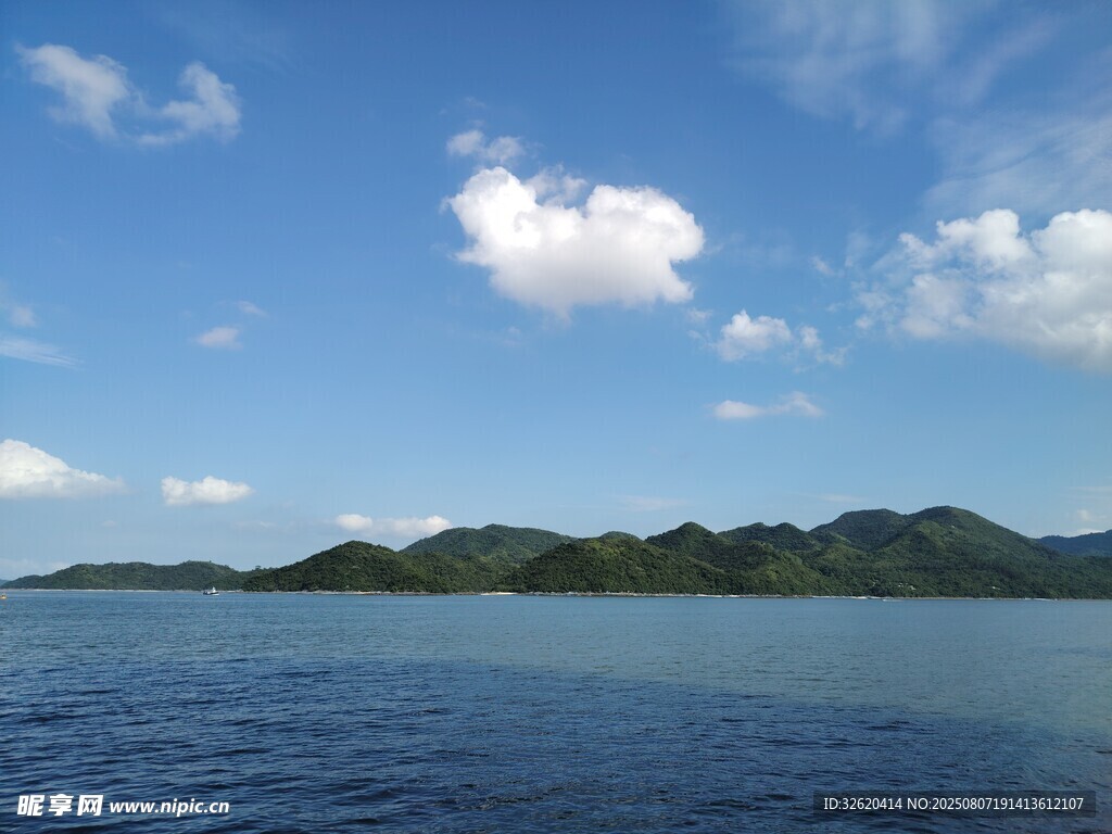 碧海蓝天中的秀丽岛屿