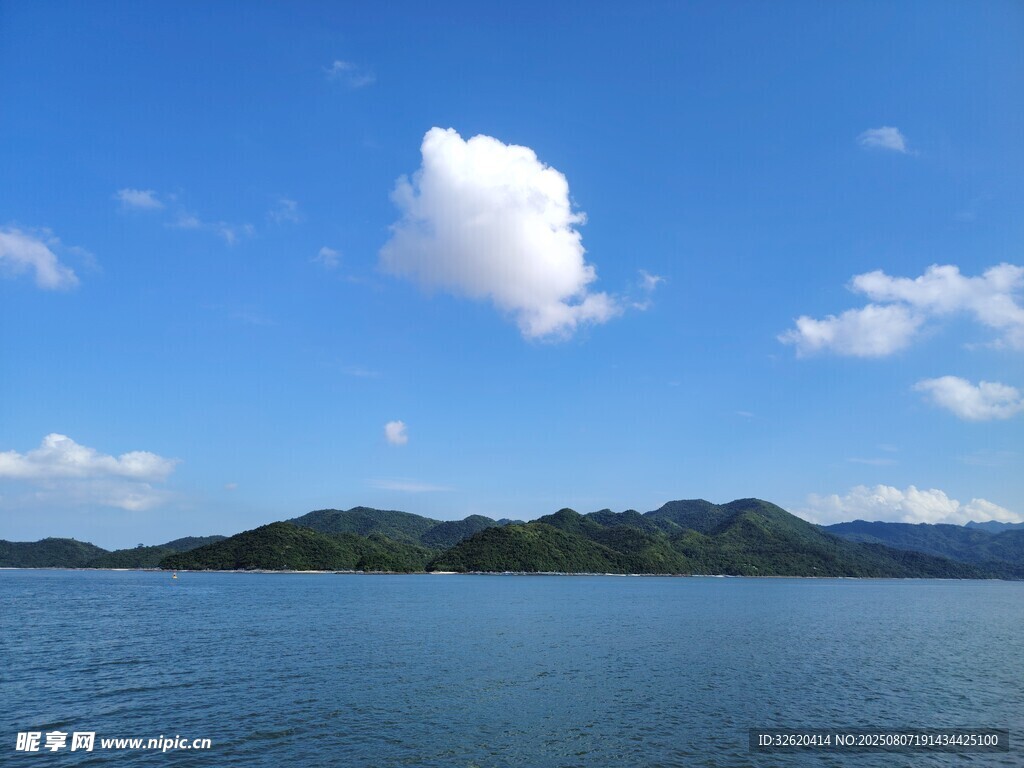 蓝天碧水间的秀丽湖景