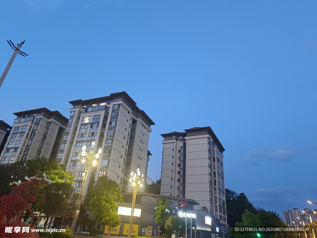 城市夜幕下的高楼建筑群