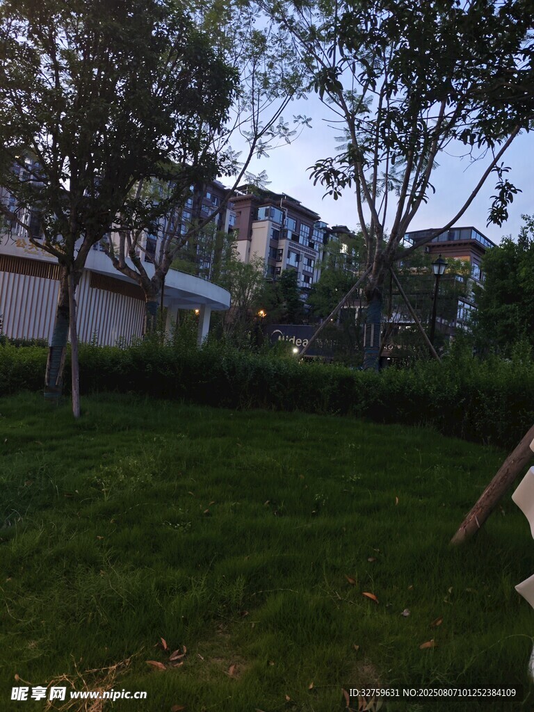 小区内的绿意草坪景观