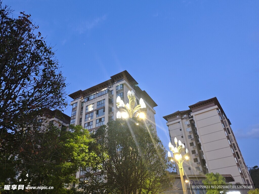 夜幕下的居民楼景观