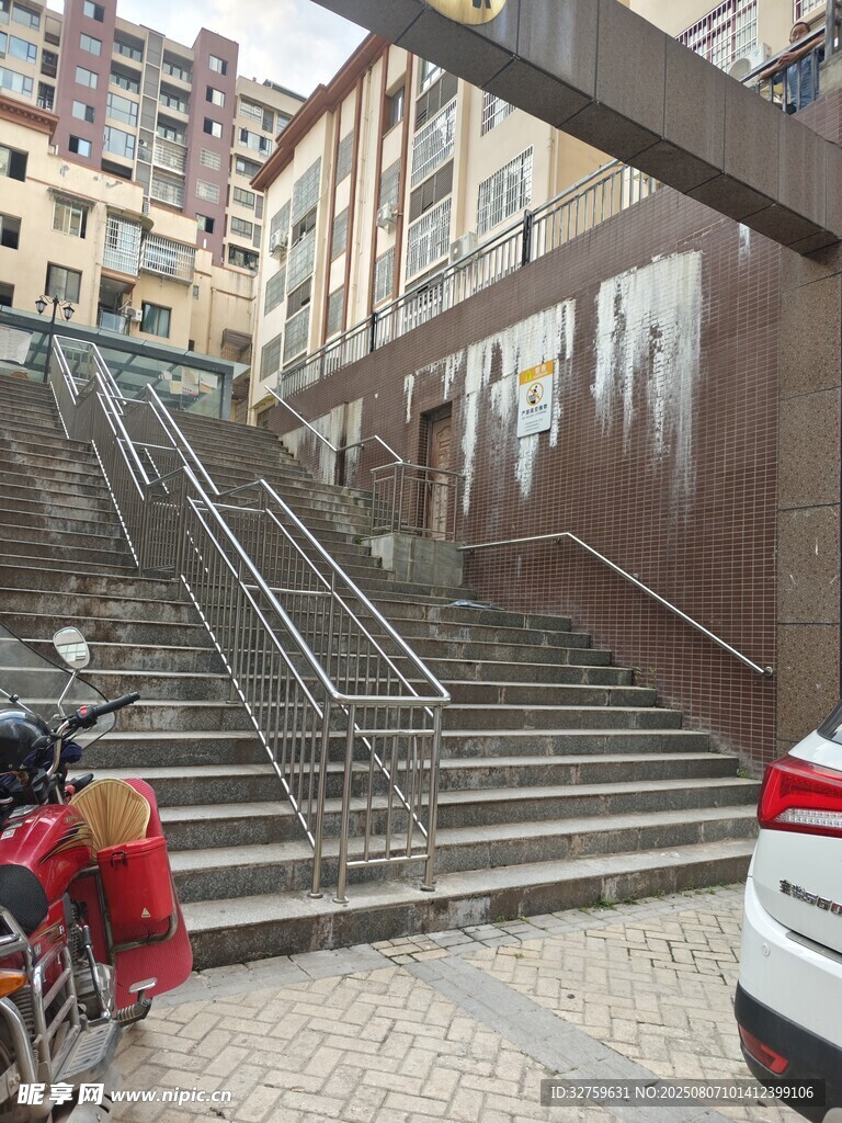 城市中带扶手的户外阶梯