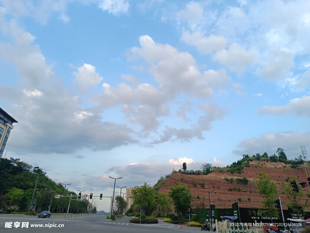 城市街景与远处红土山丘