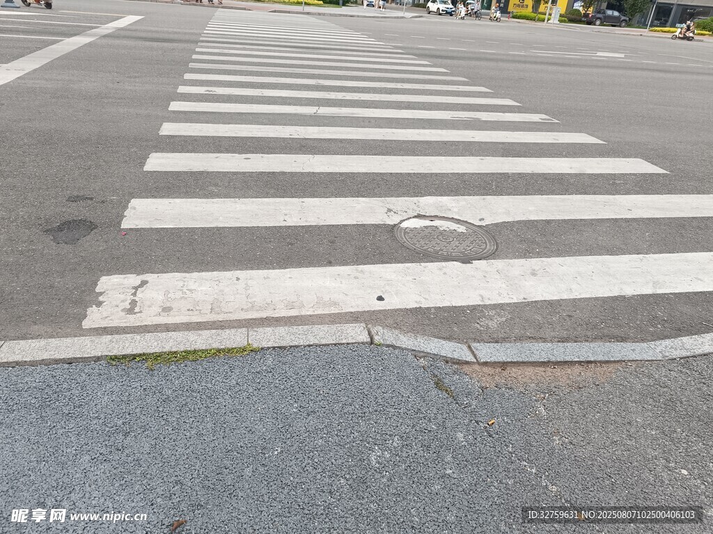 城市道路上的斑马线