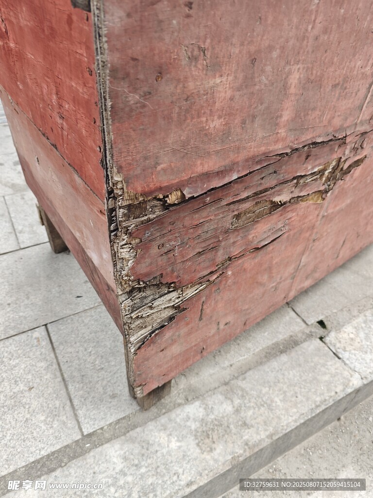 生锈破损的金属箱体一角