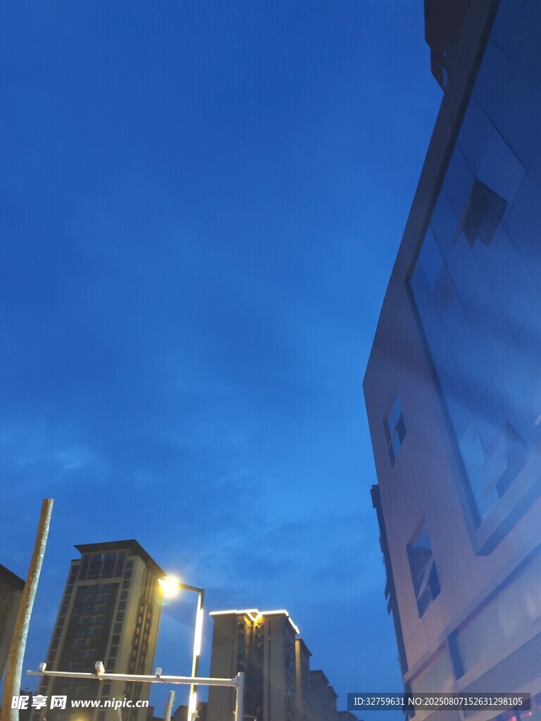 城市夜幕下的高楼与蓝天