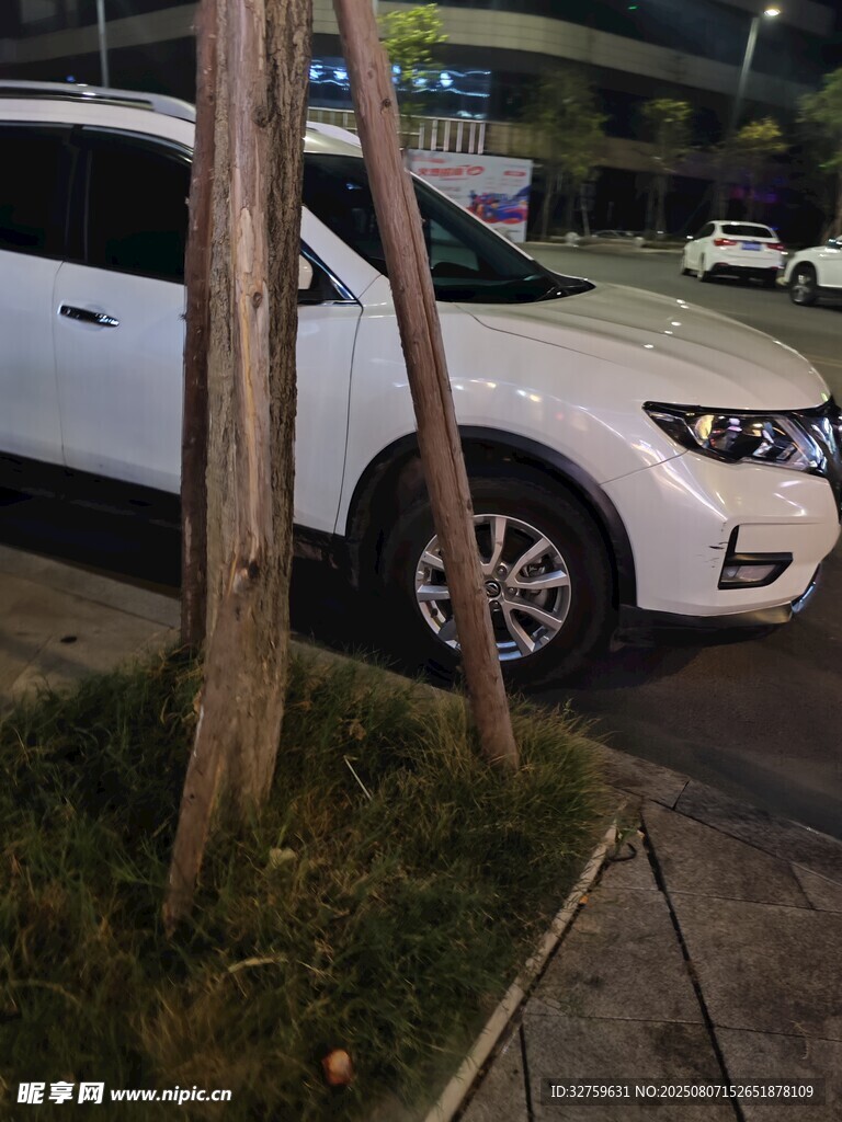 路边停放的白色SUV车辆
