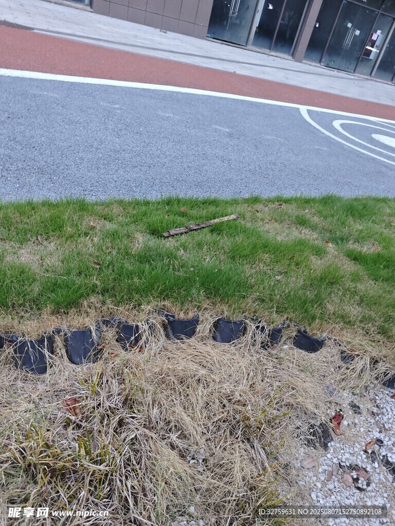 路边草地边缘的黑色护边