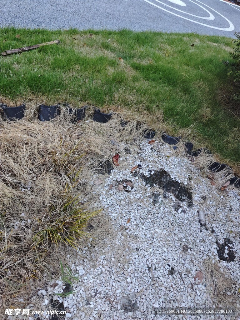 道路旁破损的草地与碎石