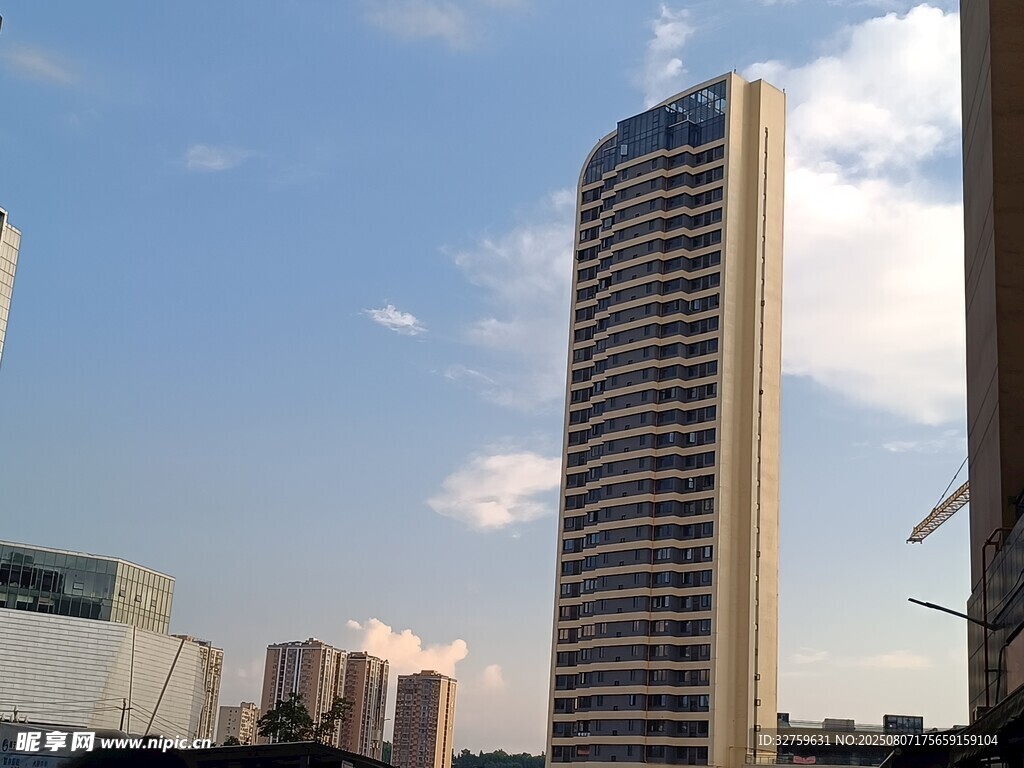 城市中的高耸摩天大楼