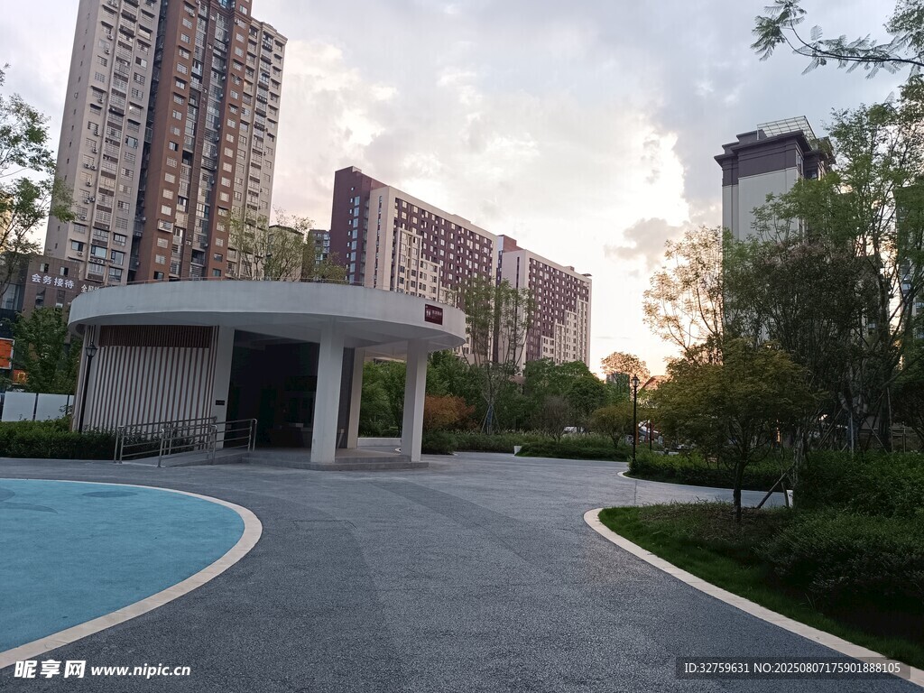 现代小区景观泳池场景
