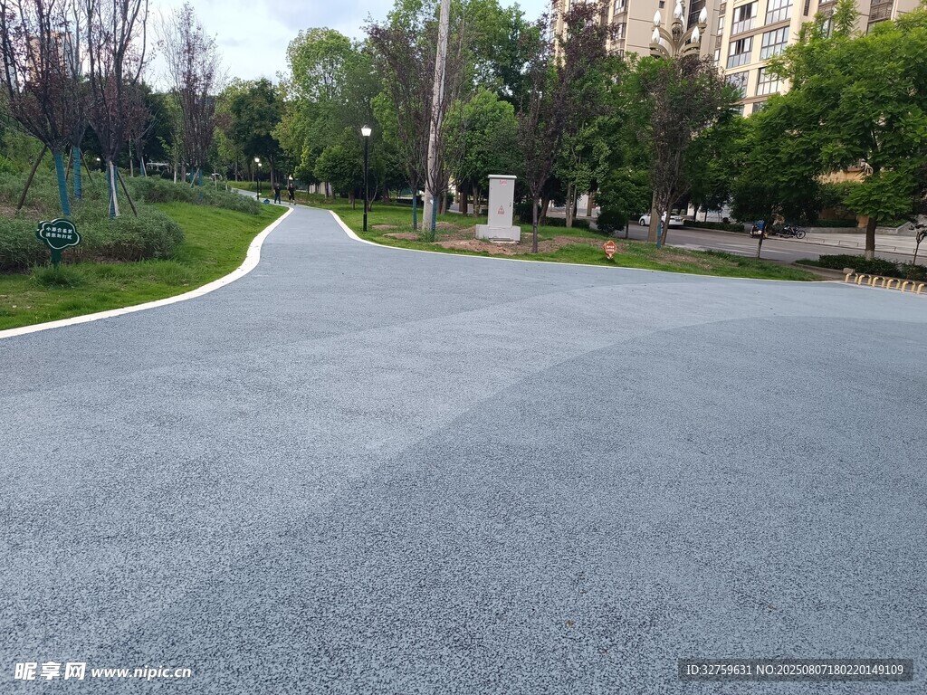 城市中的宁静柏油小路