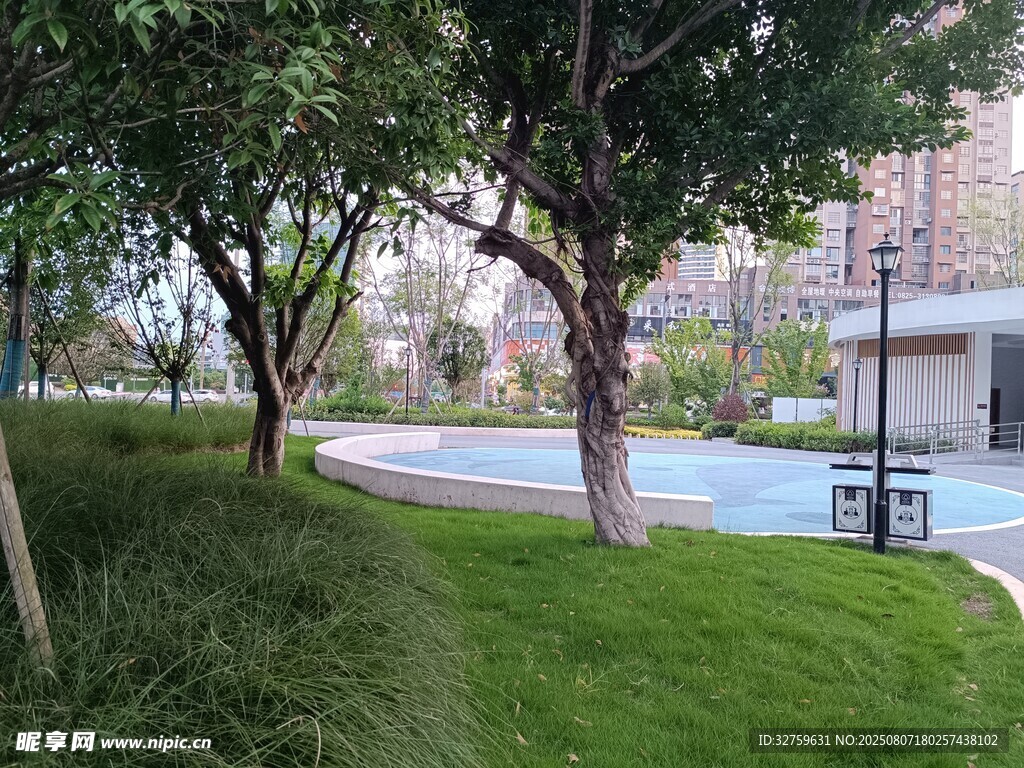 小区绿意盎然的休闲景观