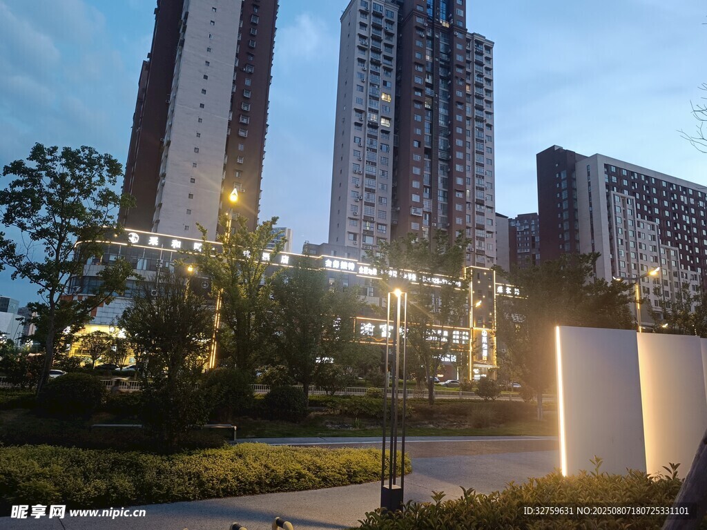 城市夜景中的高楼与园林景观