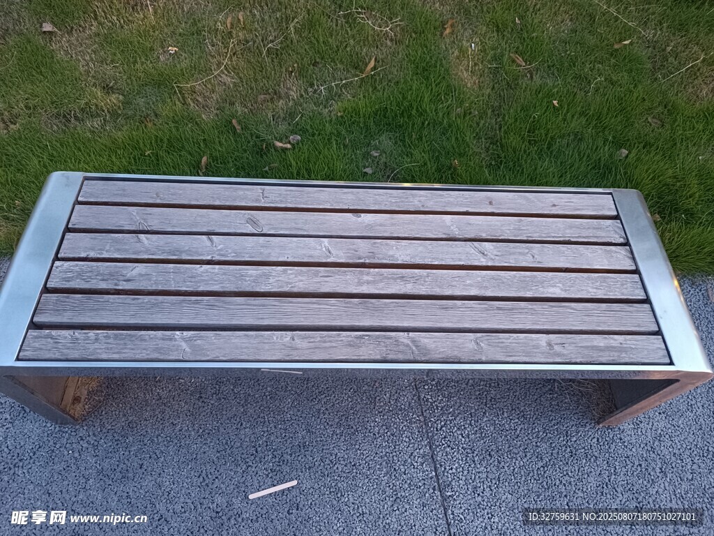 户外木质长椅特写