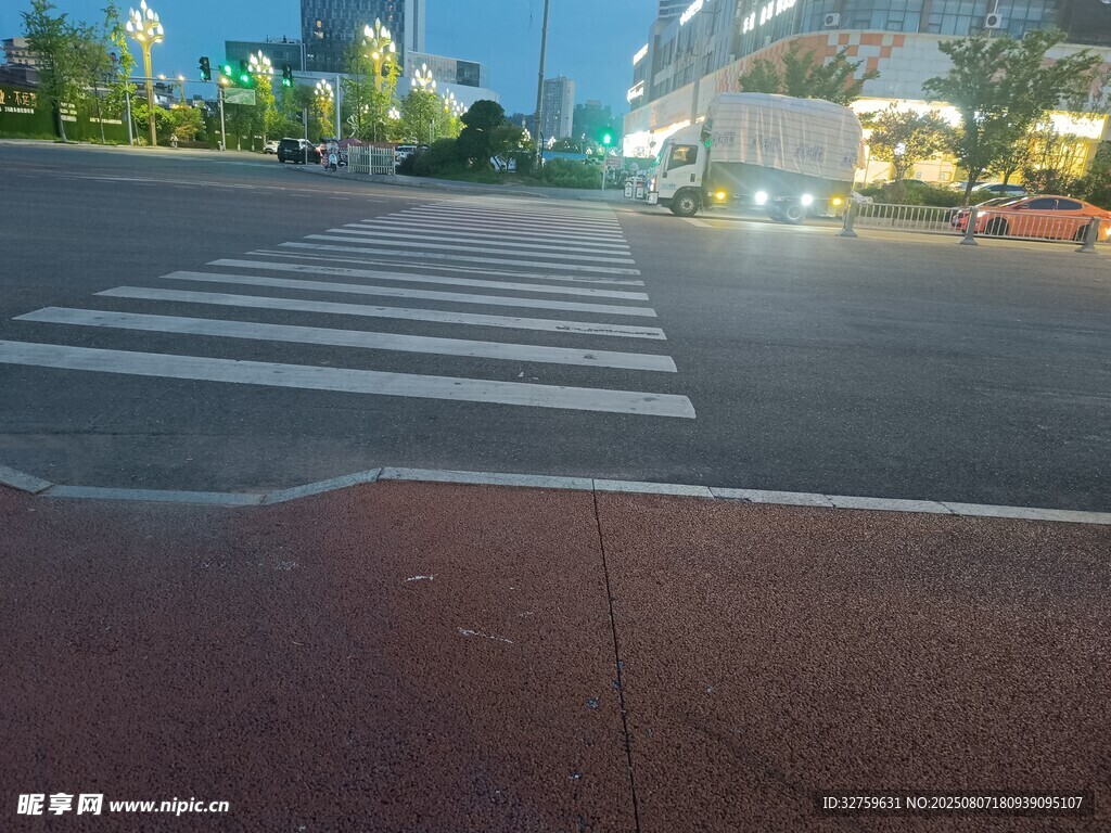 城市街道斑马线场景