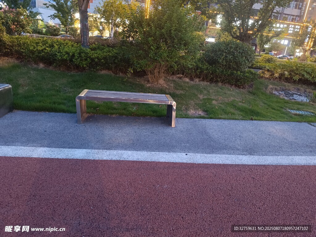 公园中的长椅与步道