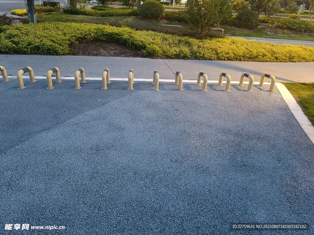 户外道路边的金属护栏