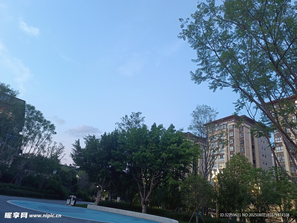 户外绿树环绕的建筑景观