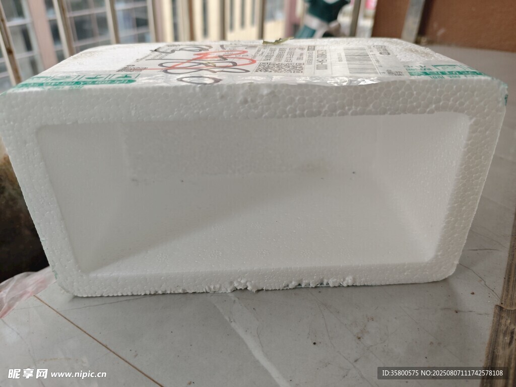 白色泡沫箱