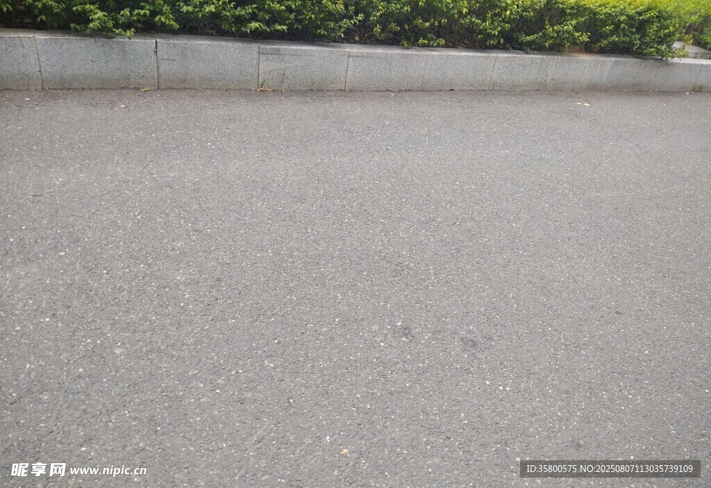 灰色平整路面场景