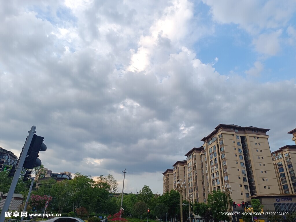 城市天空下的建筑与景观