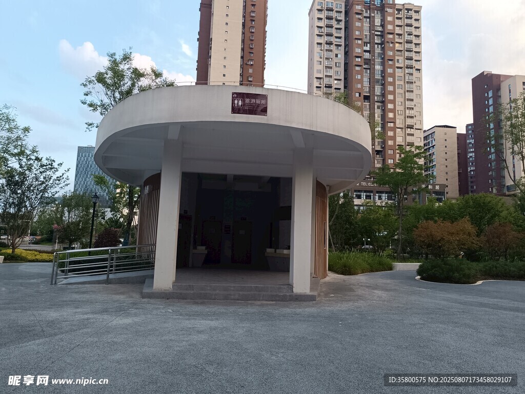 城市中简约的地下通道入口