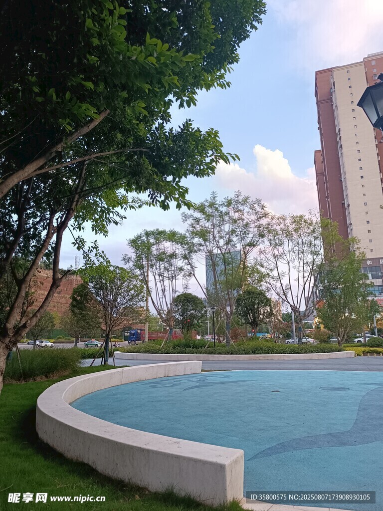 城市中的静谧泳池景观