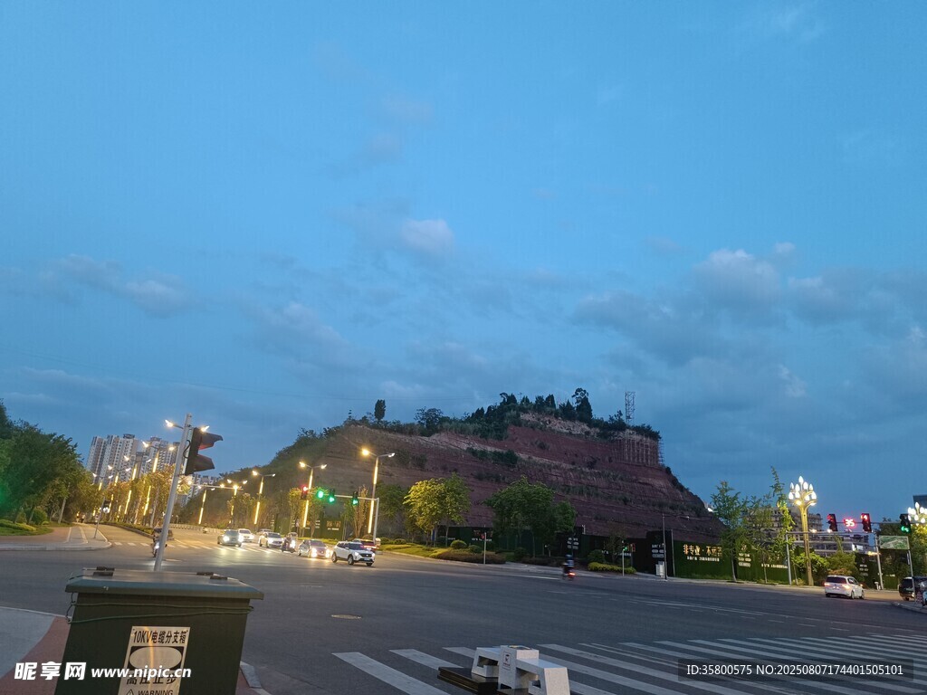 城市广场与远处山丘景观