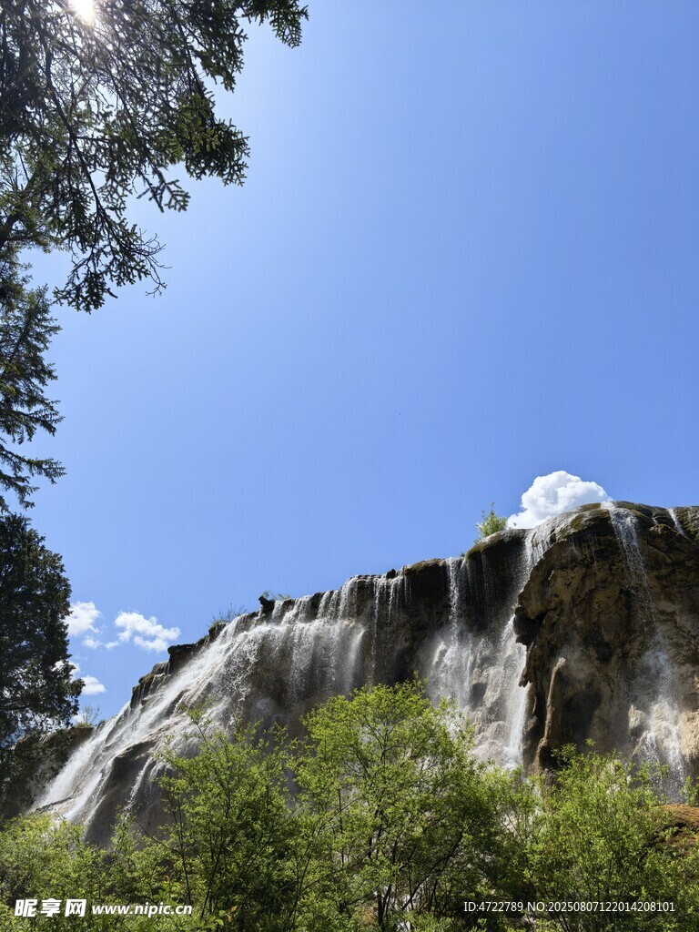 山间瀑布绿意环绕的美景