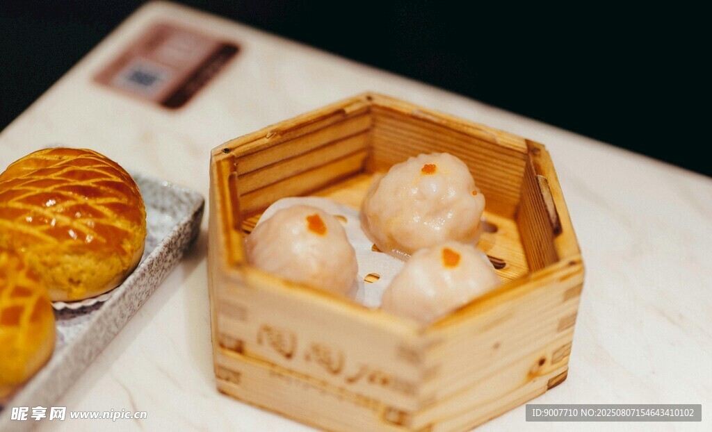 竹制蒸笼里的美味虾饺