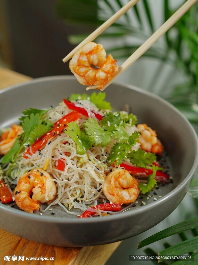 鲜虾蔬菜拌米粉