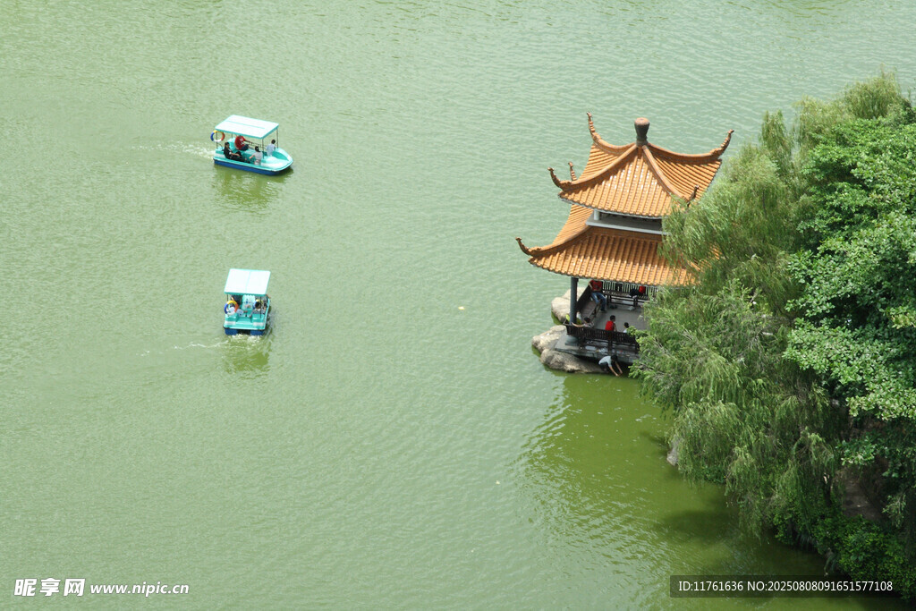 湖畔古亭与游船美景