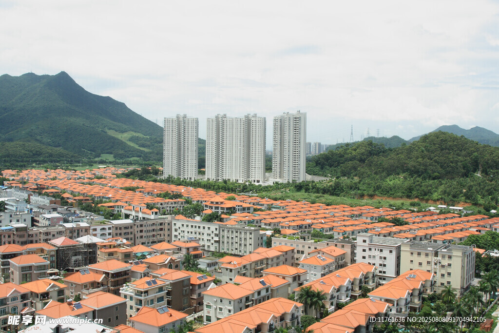 红瓦建筑群与远处高楼 长安公园