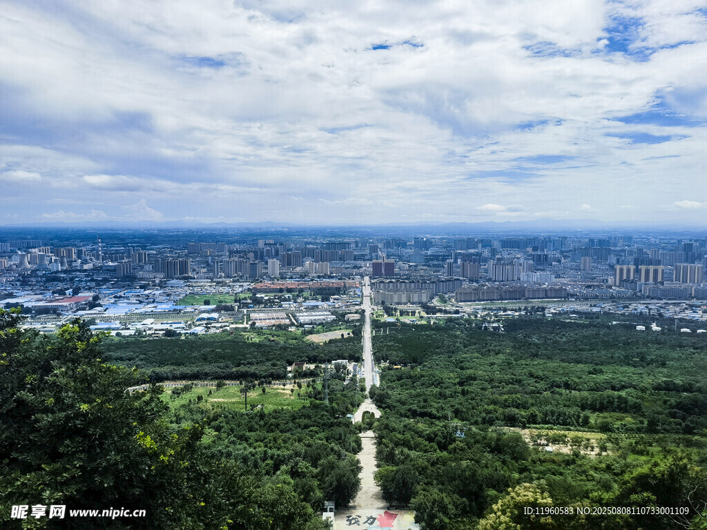 平顶山山顶公园俯瞰城市与绿地