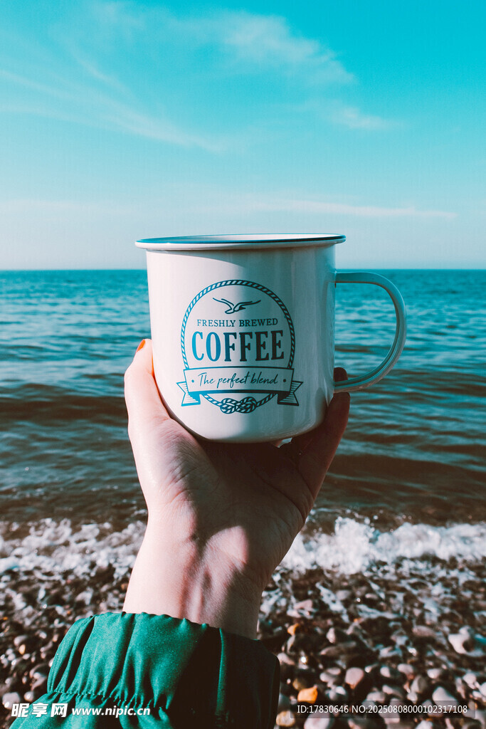 海边手持咖啡杯的惬意时刻