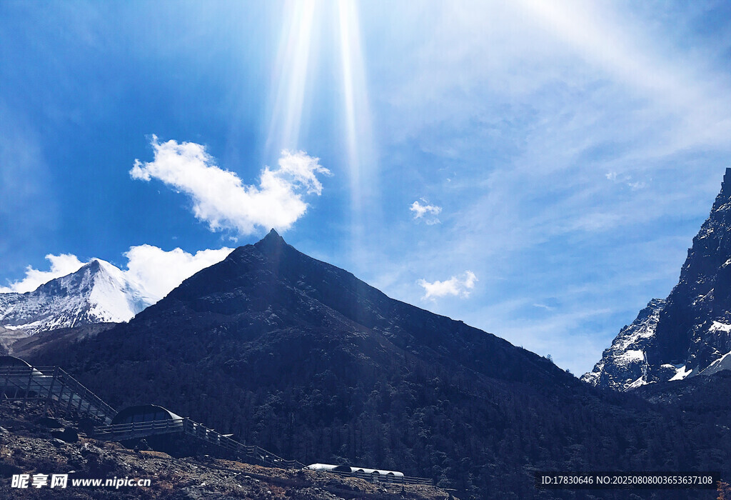 雪山蓝天美景