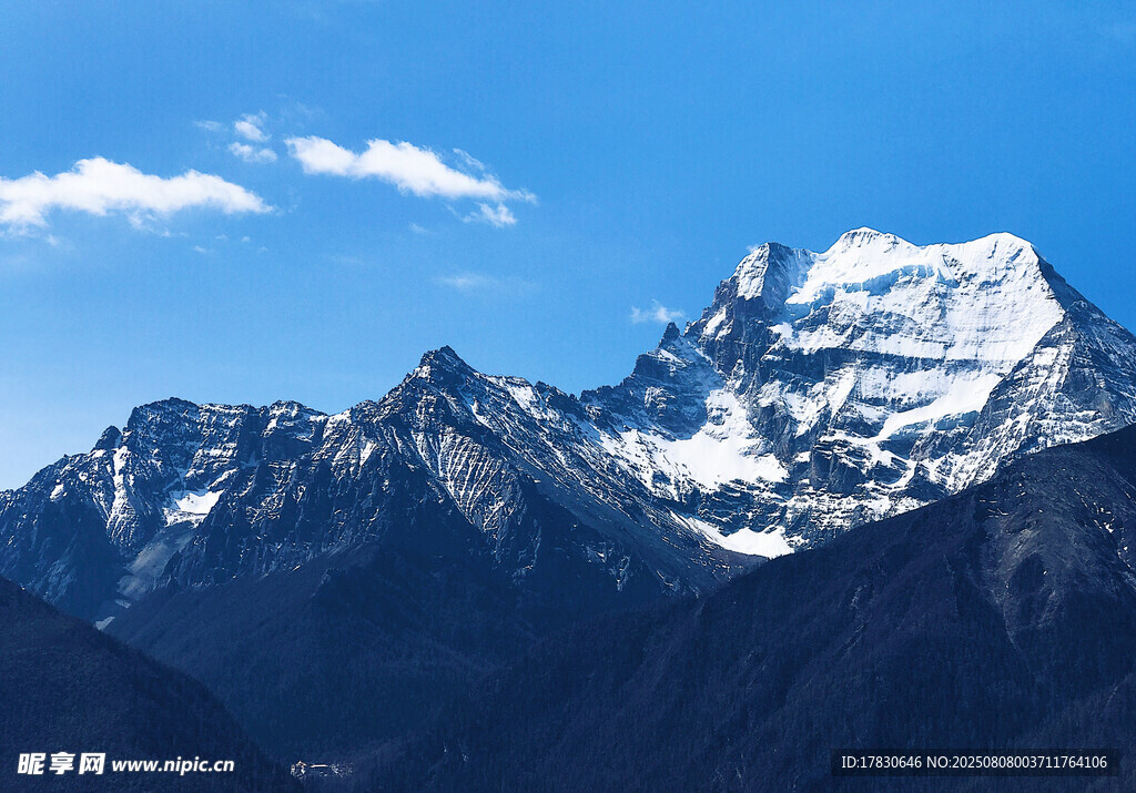 巍峨雪山美景