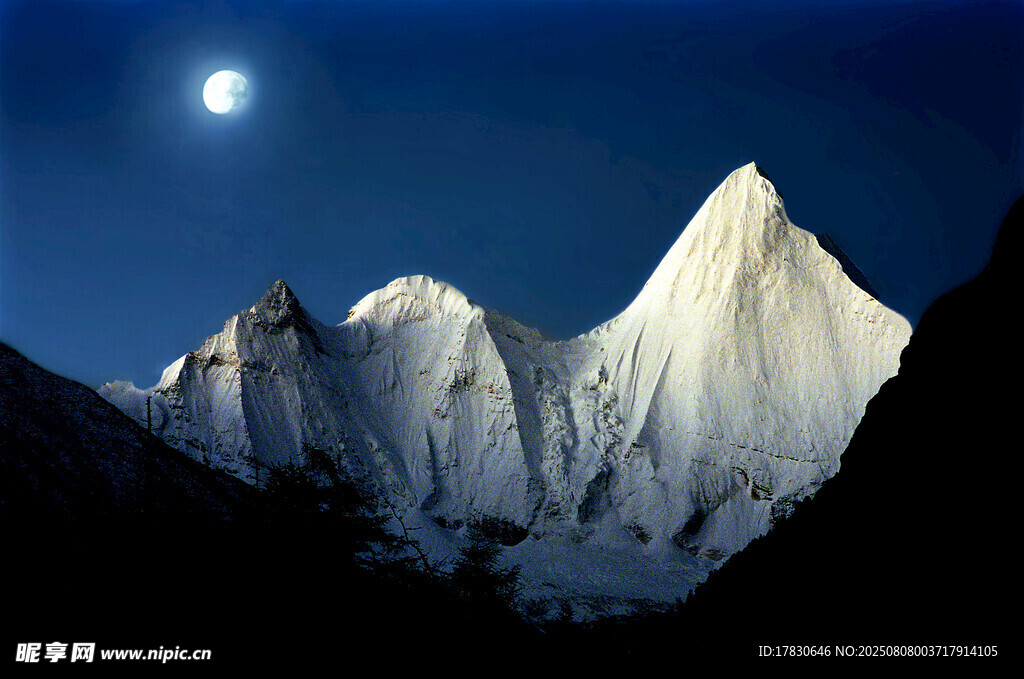月夜下的巍峨雪山