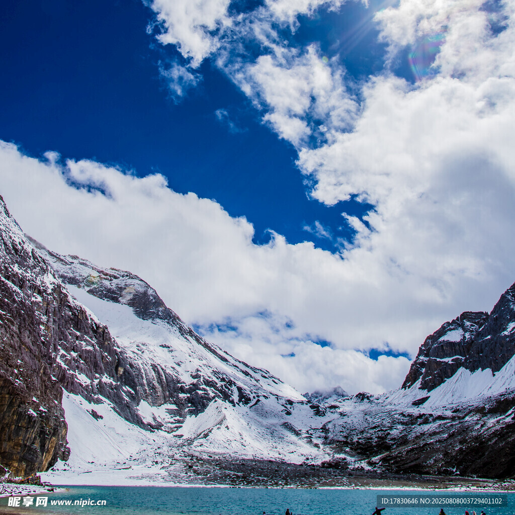 雪山下的澄澈湖泊美景