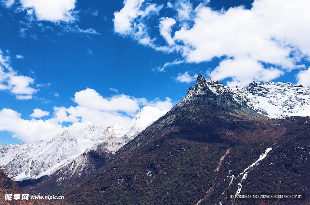 巍峨雪山蓝天白云美景