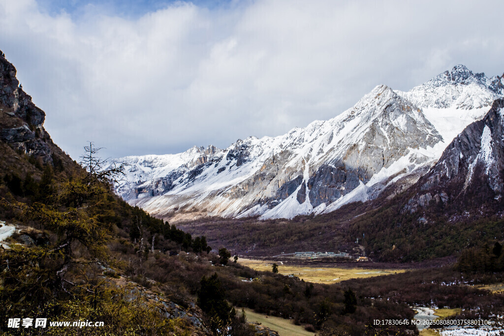 雪山山谷壮丽自然景观