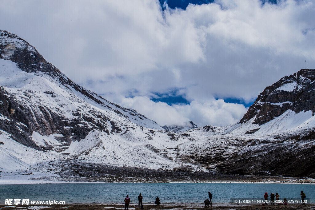 雪山湖畔美景