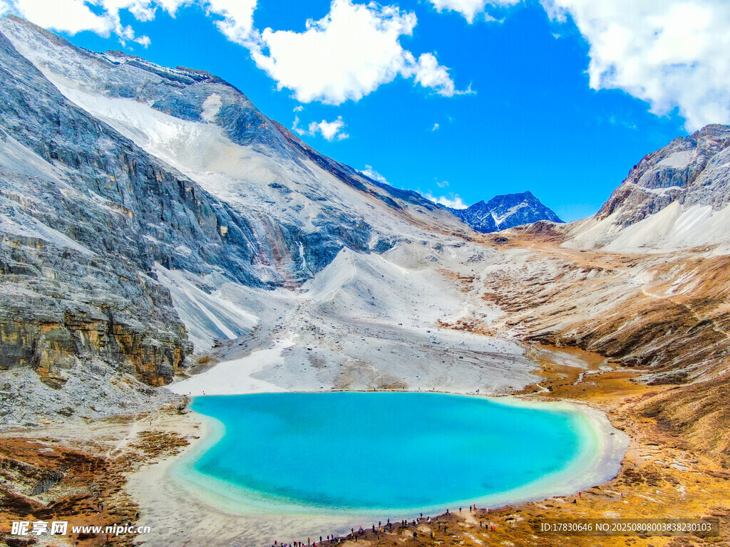 高山间的蓝湖美景