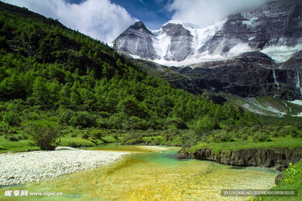 山间溪流与巍峨雪山美景