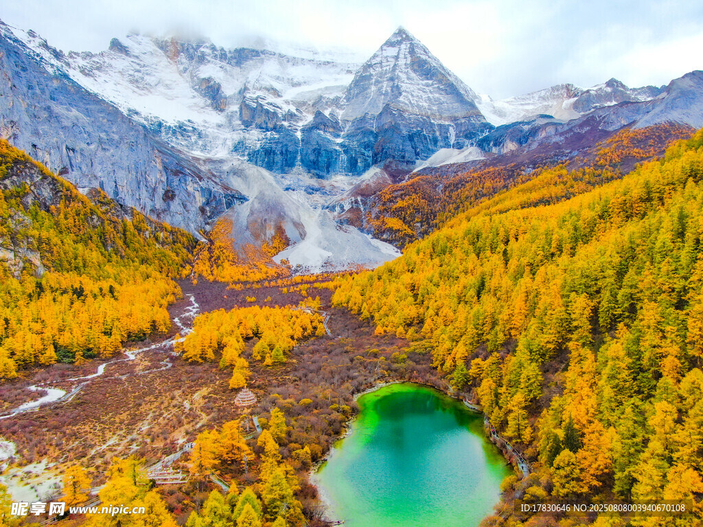秋日山间的碧绿湖泊美景
