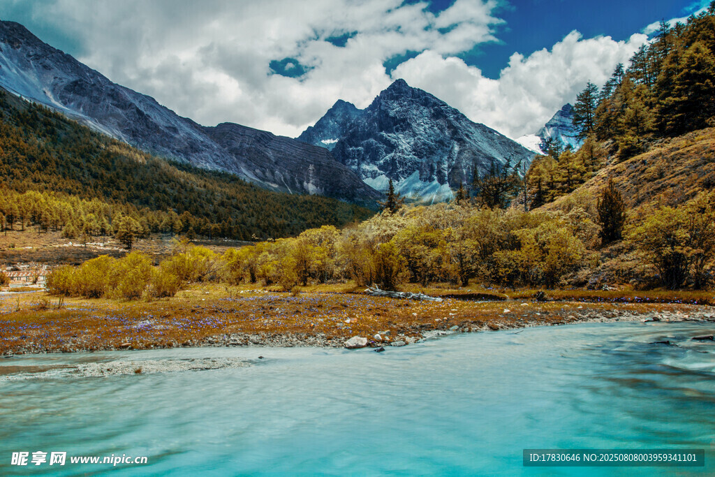 高山蓝湖美景