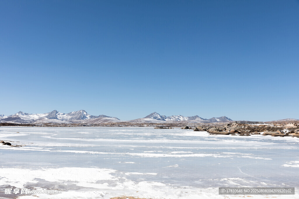 冰封湖面与远处雪山美景