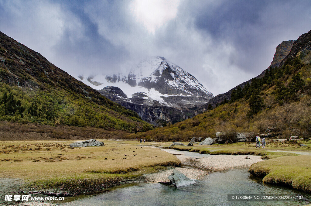 山间河谷雪山美景